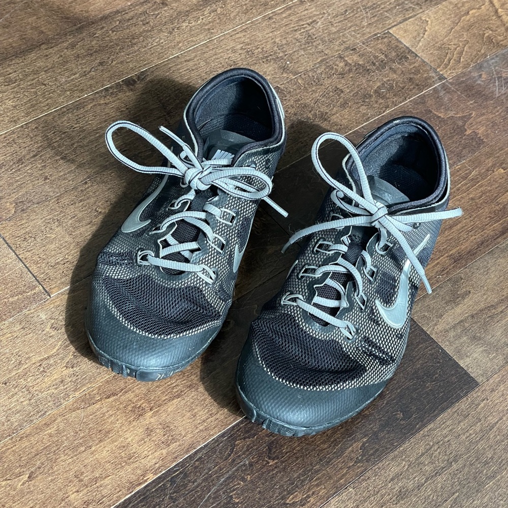 Nike black training sneaker shoe size 8